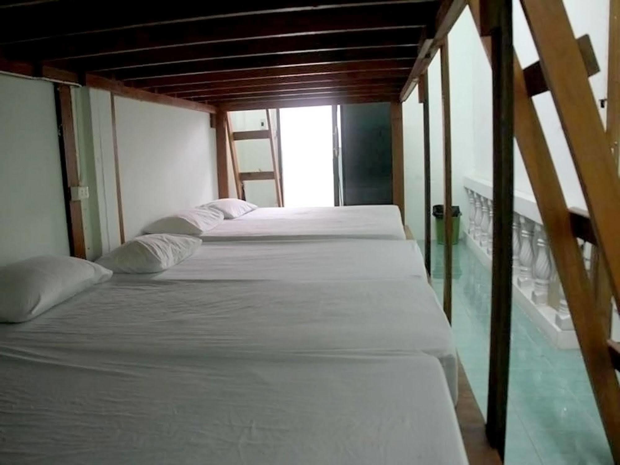 Wild & Wandering Backpacker Hostel & Bar Haad Rin Bagian luar foto