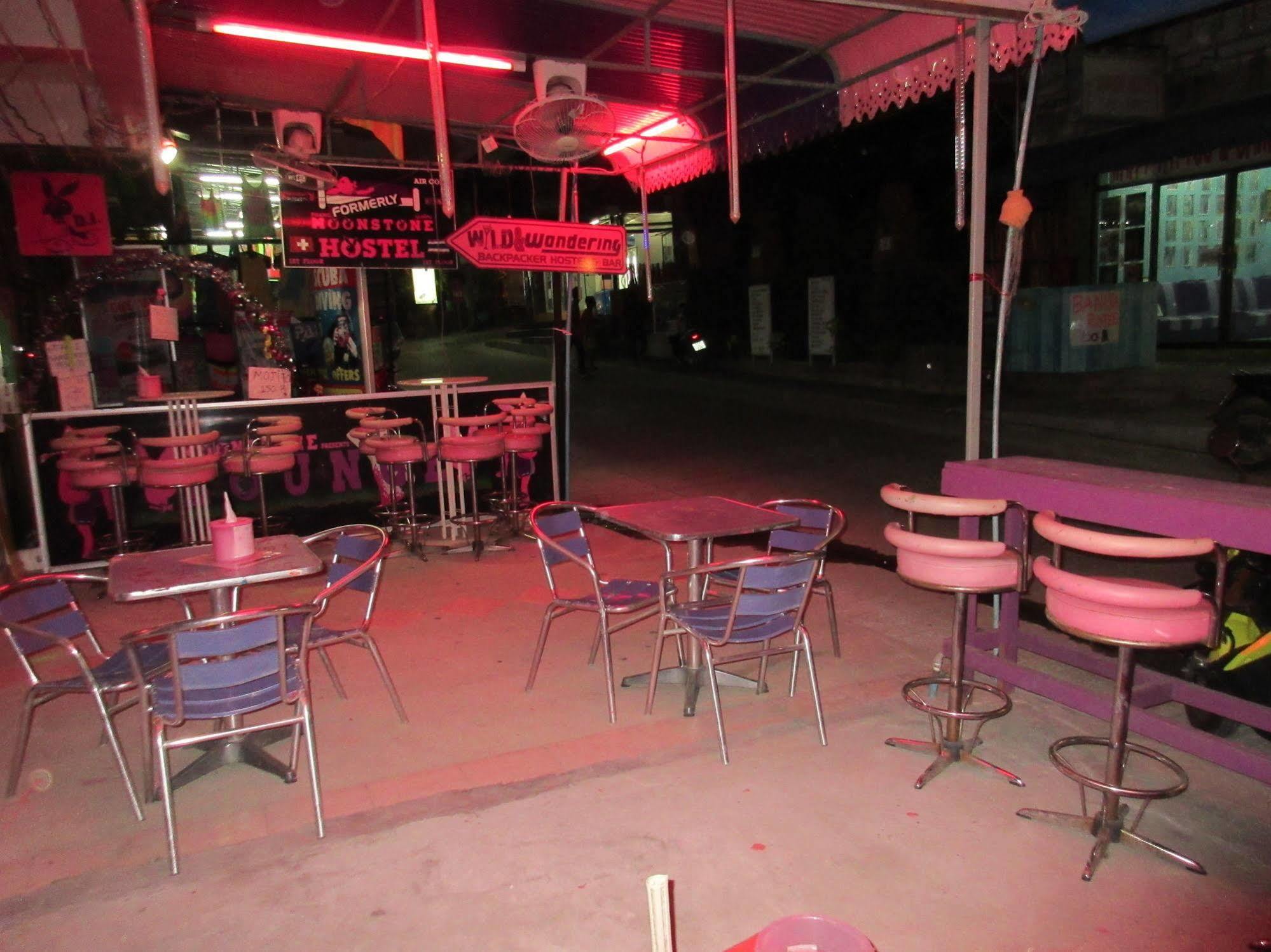 Wild & Wandering Backpacker Hostel & Bar Haad Rin Bagian luar foto