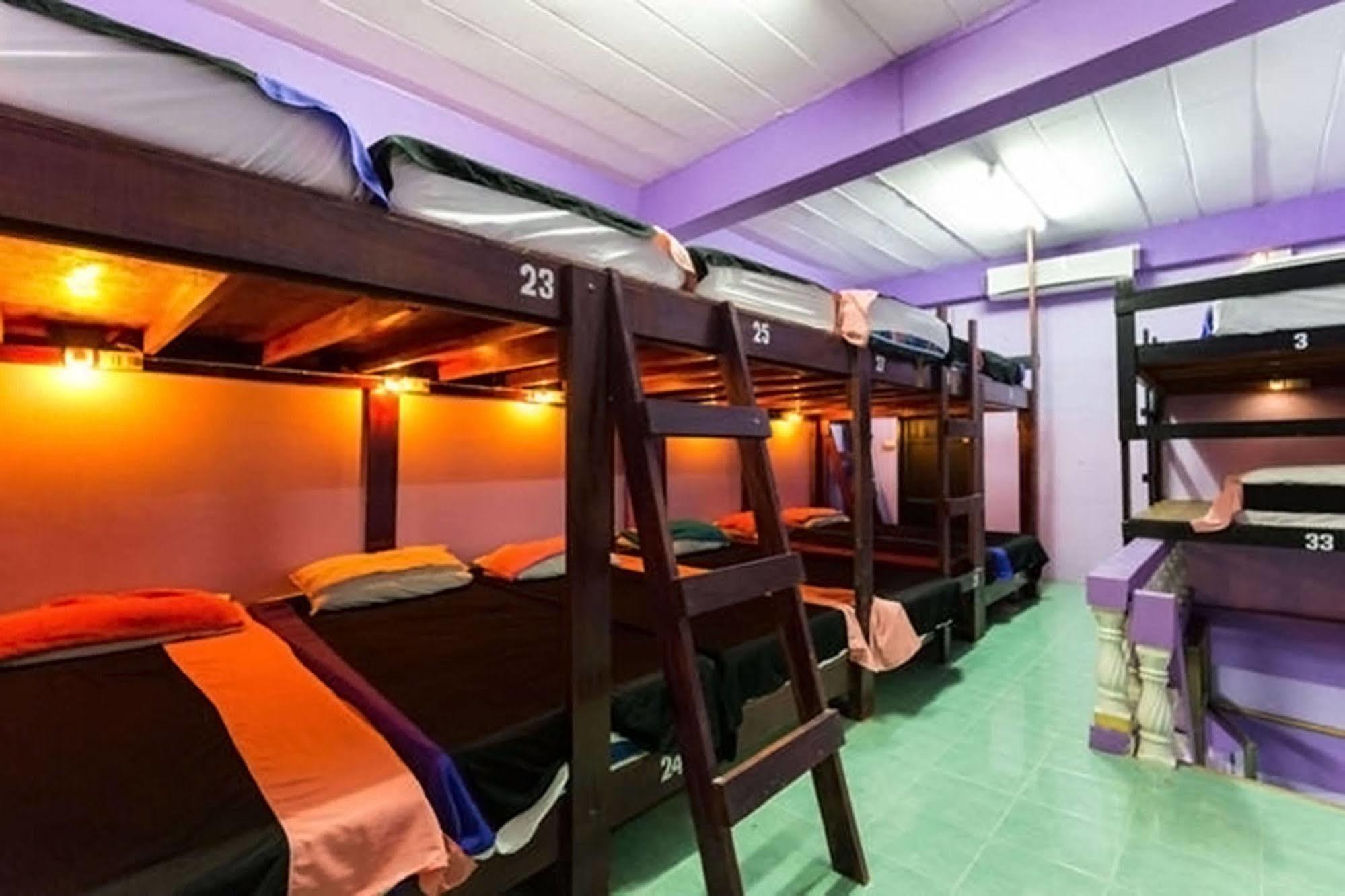 Wild & Wandering Backpacker Hostel & Bar Haad Rin Bagian luar foto