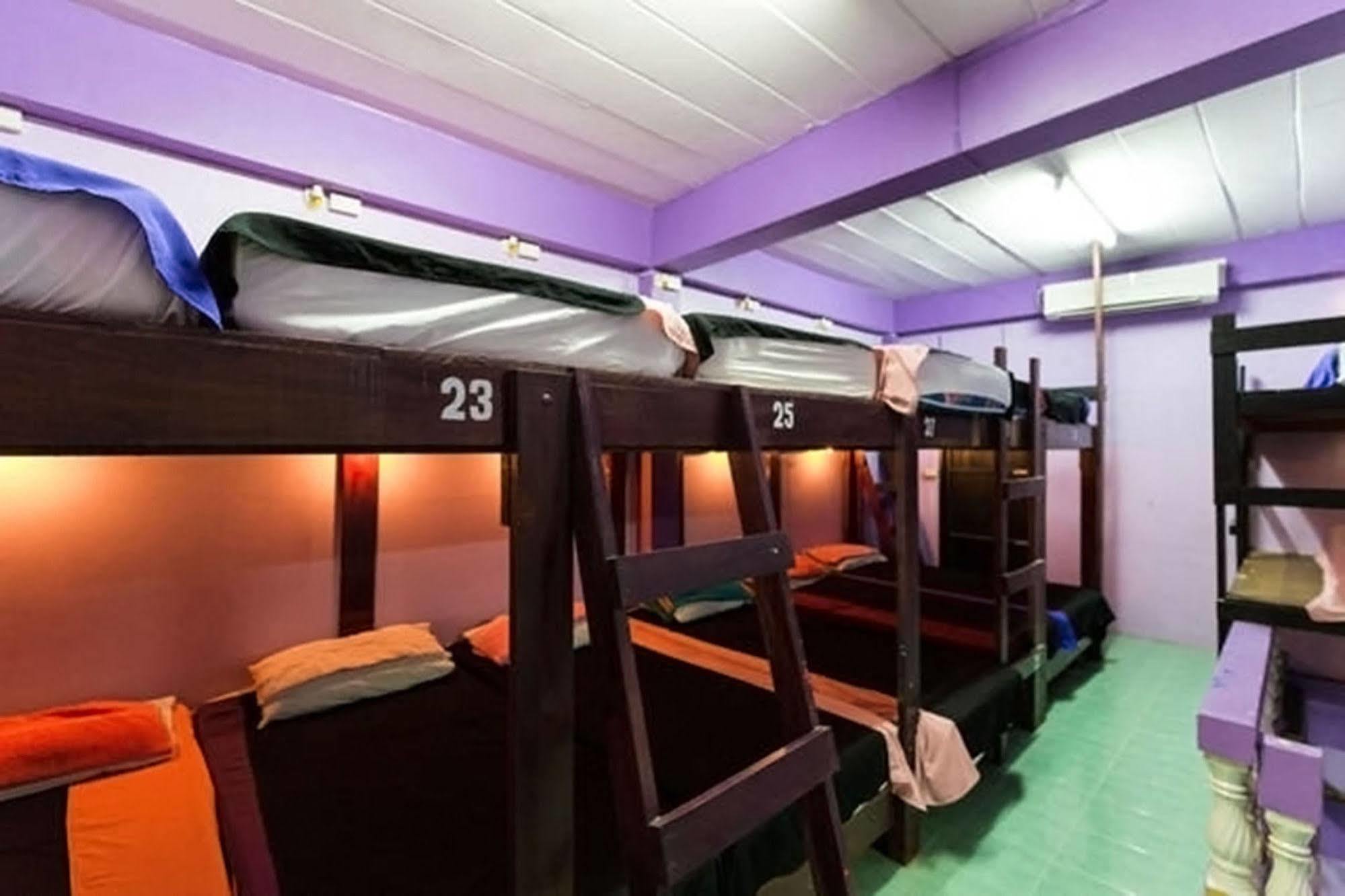 Wild & Wandering Backpacker Hostel & Bar Haad Rin Bagian luar foto