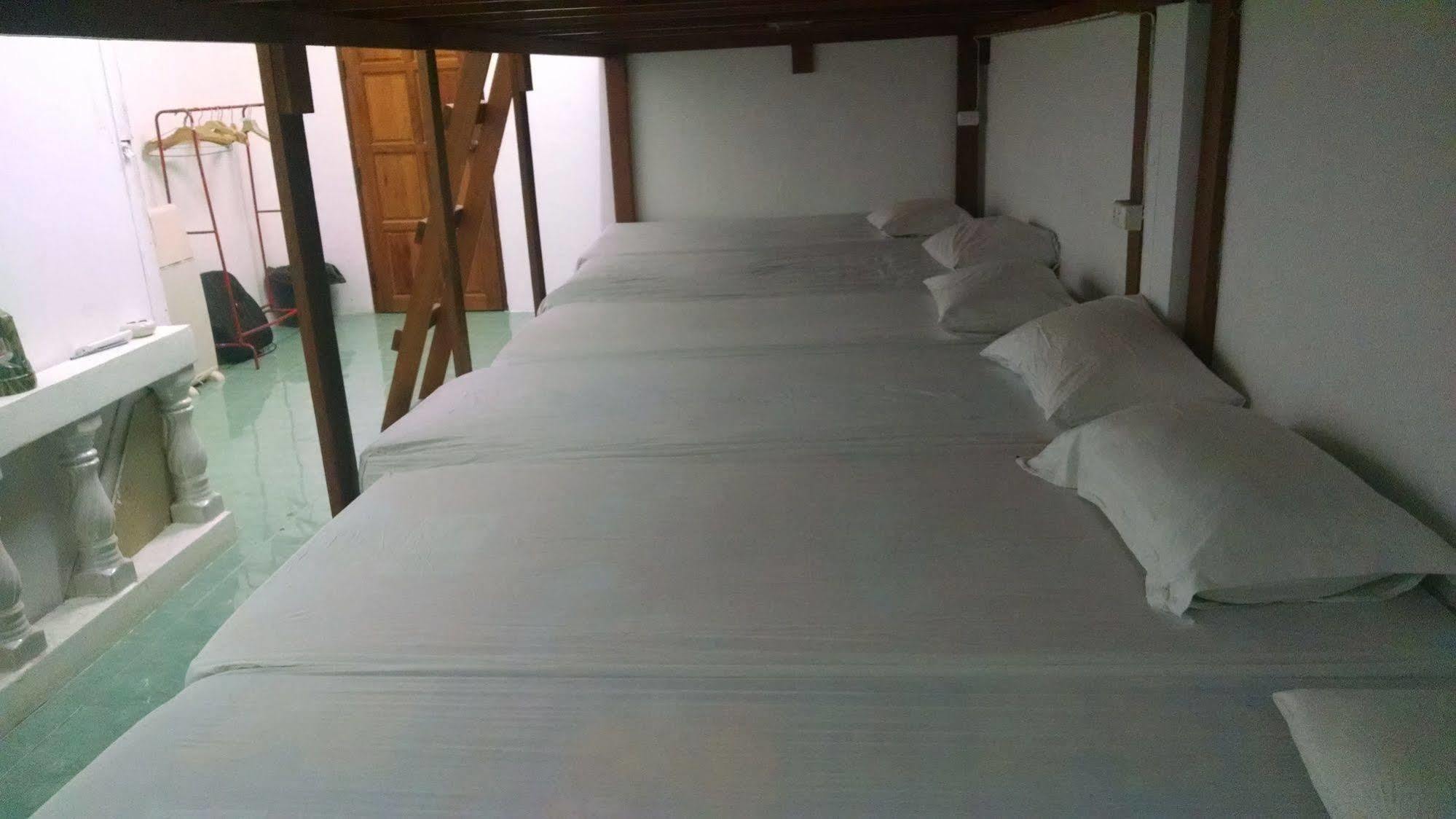 Wild & Wandering Backpacker Hostel & Bar Haad Rin Bagian luar foto